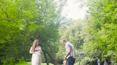 Atma ve bebeğini yakalıyor baba