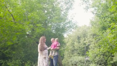 Baba küçük kızı ile döne döne. Her iki gülüyor