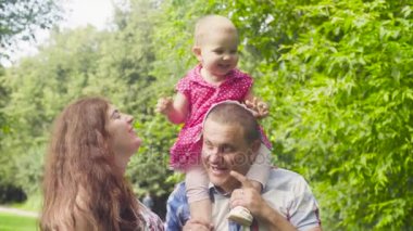 Babalar omuzlarında oturan bebek