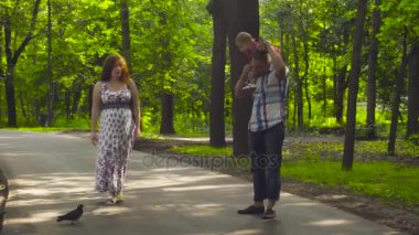 Mutlu anne ile bebek kız parkta yürüyüş