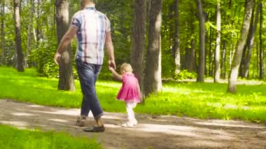 Baba ve küçük bebek kız parkta yürüyüş