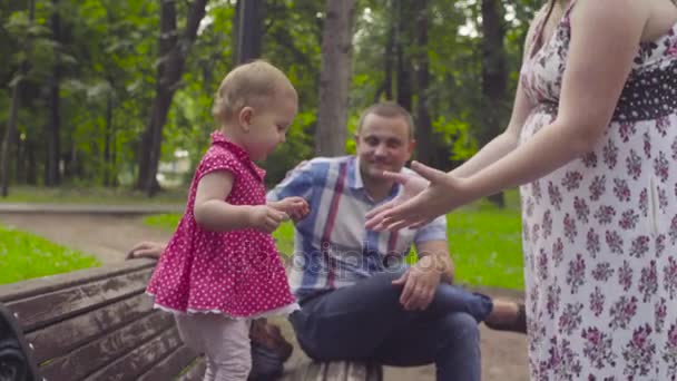 Embarazada mamá jugando con bebé niña . — Vídeos de Stock