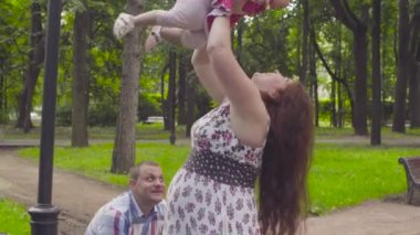 Hamile anne ile kız bebek oynamak.