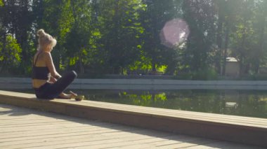 Genç kadın göl Parkı meditasyon