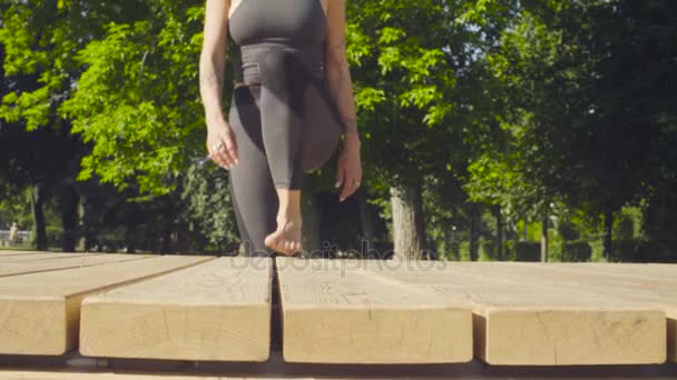 Piedi di giovane donna che cammina a piedi nudi — Video Stock