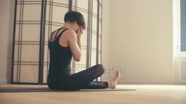 Genç bir kadın Yoga-asanas sonra dinlenme