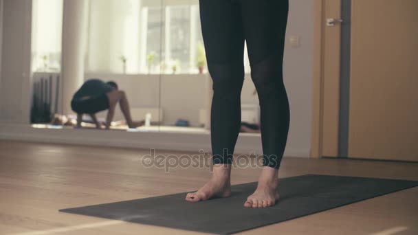 Pernas de mulher jovem fazendo ioga-asanas no salão . — Vídeo de Stock
