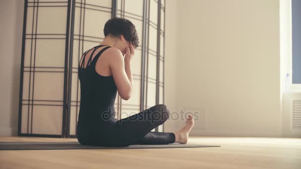 Una giovane donna che riposa dopo lo yoga-asana — Video Stock