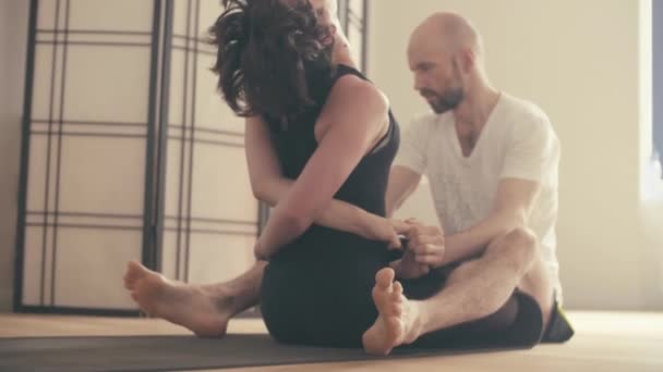 Una joven realizando yoga-asanas en la sala . — Vídeos de Stock