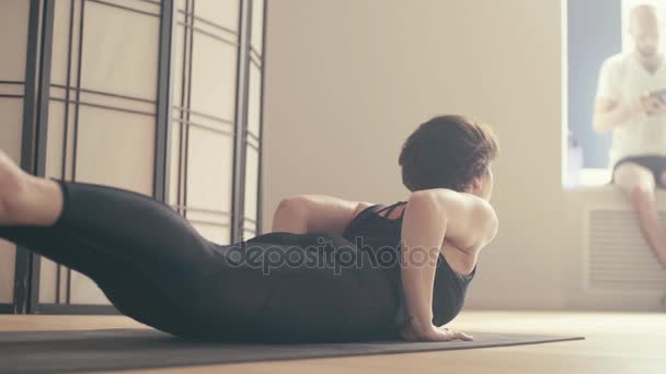 一名年轻女子表演瑜伽体式 — 图库视频影像