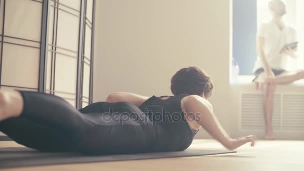 Una giovane donna che esegue yoga-asana — Video Stock