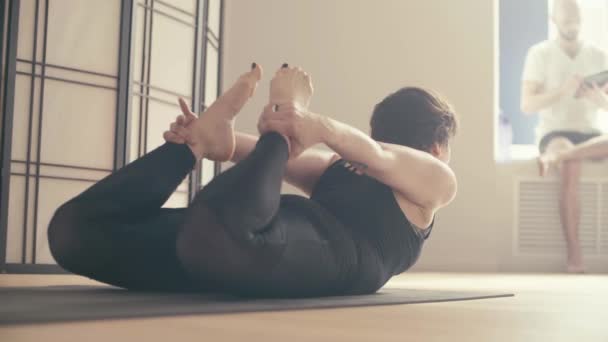 Een jonge vrouw uitvoeren van yoga-asana 's — Stockvideo