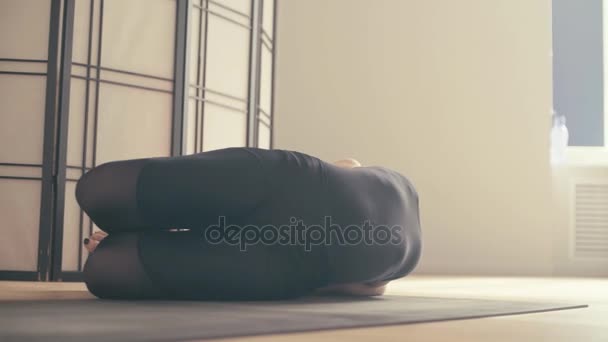 Uma jovem mulher realizando ioga-asanas — Vídeo de Stock