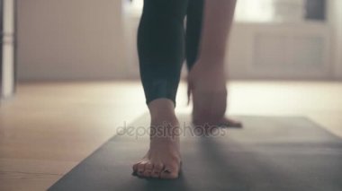 Bacaklar genç kadının yoga-asanas koridorda yapıyor.