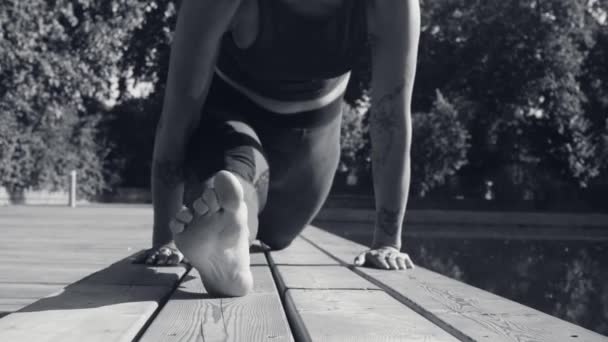 Piernas de mujer haciendo yoga asana - hanumanasana — Vídeo de stock