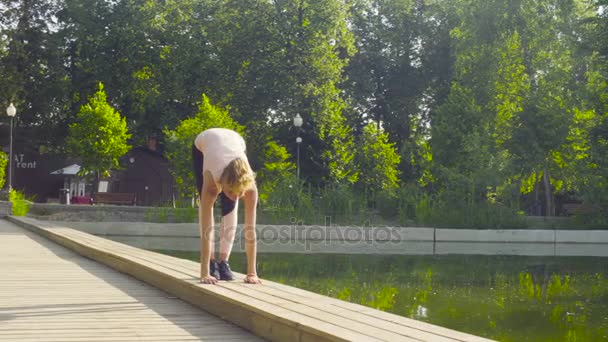 公園でヨガをしている若い女性が — ストック動画