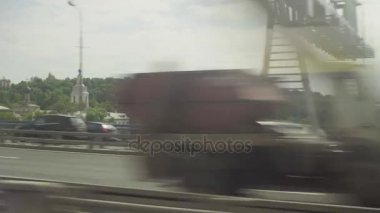 Hareket halindeki bir arabadan ateş şehir trafik