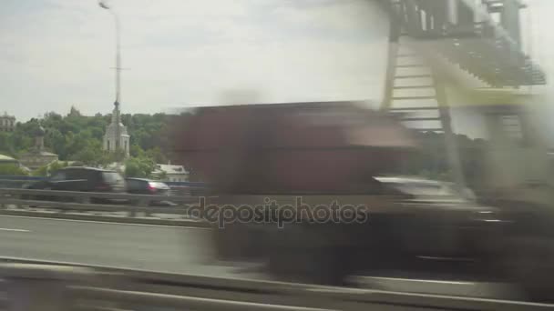 Tournage de la circulation urbaine à partir d'une voiture en mouvement 