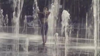 Genç kadının yoga egzersizleri havuzun içinde yapması