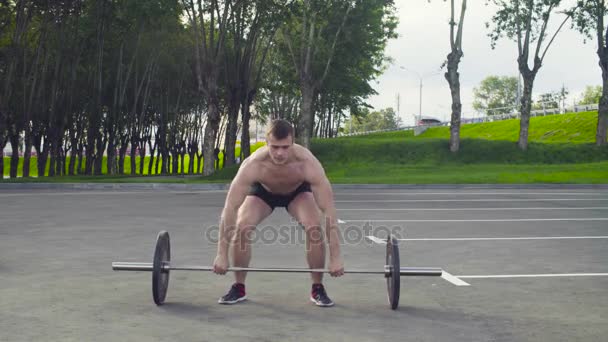 Crossfit. A young man is lifting barbell — Stock Video