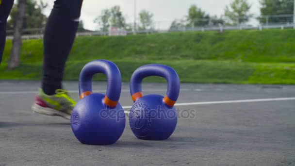 Crossfit. A young man is lifting dumbbells — Stock Video