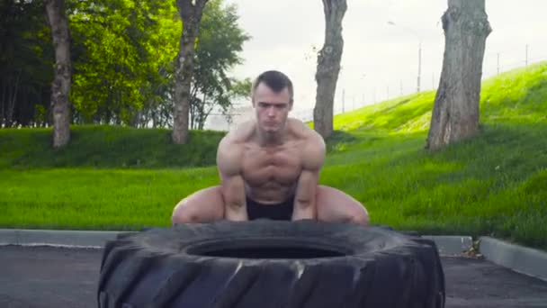 Jeune homme musclé faisant des exercices crossfit à l'extérieur — Video