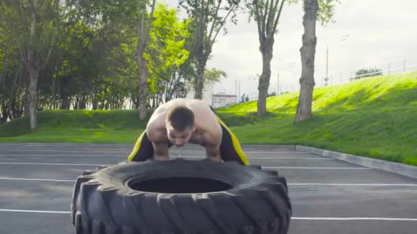 Jeune homme musclé faisant des exercices crossfit à l'extérieur — Video