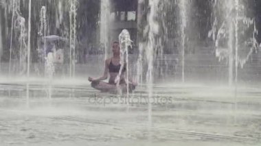 Genç kadın havuzun içinde meditasyon