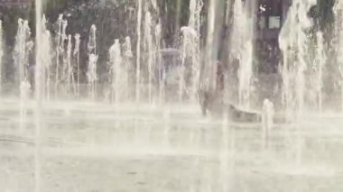 Genç kadının yoga egzersizleri havuzun içinde yapması