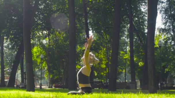 Jovem mulher meditando no parque — Vídeo de Stock