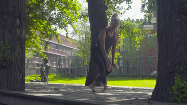 Una joven caminando descalza sobre un suelo de madera — Vídeos de Stock