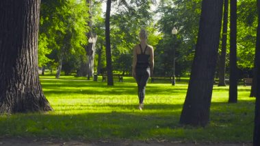 Çıplak ayakla çimlerde yürümek genç bir kadın