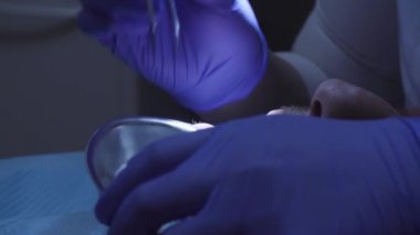 Diş hekimi cheking diş tıkanıklığı kağıt ile