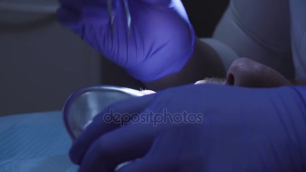 Dentista mastigando dentes com papel de oclusão — Vídeo de Stock