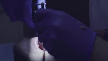 Bir şey koyarak hastalar diş hekimi