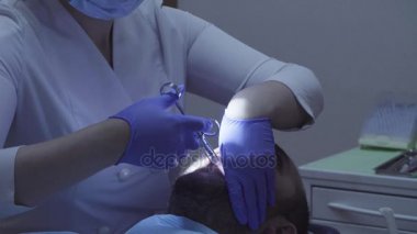 Diş hekimi hastaya anesthetizing iğne yapmak