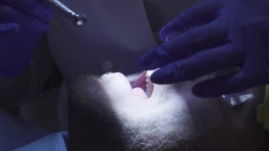 Diş hekimi diş diş Kliniği içinde sondaj