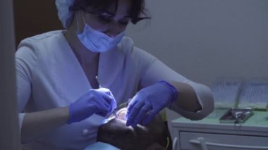 Diş hekimi diş diş kliniğinde tedavi