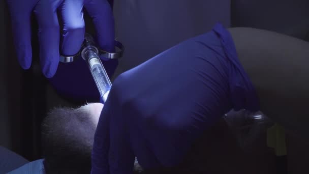 Dentista tornando o paciente uma injeção anestésica — Vídeo de Stock