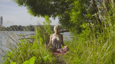 Nefes egzersizi yapan bir kadın.