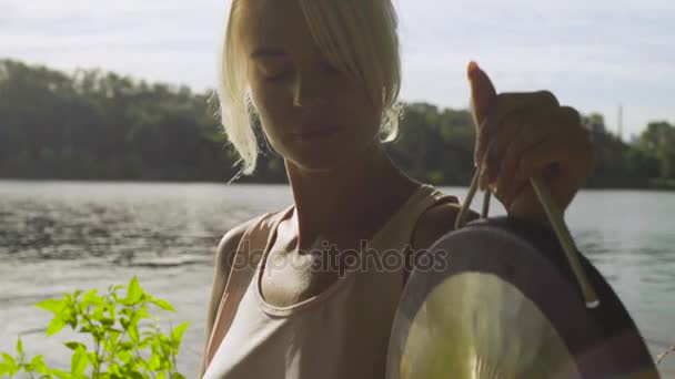 Mulher tocando o instrumento musical étnico — Vídeo de Stock