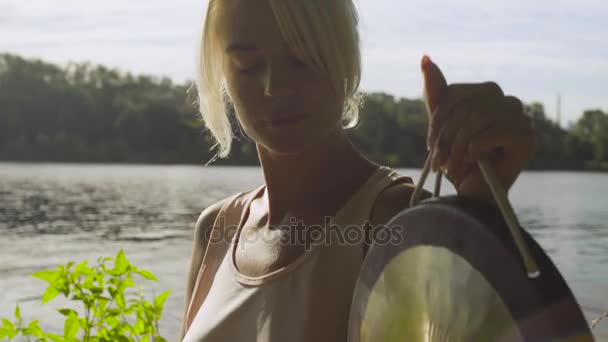 Mujer tocando el instrumento musical étnico — Vídeos de Stock