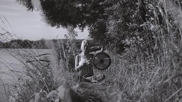 Femme jouant de l'instrument de musique ethnique — Video