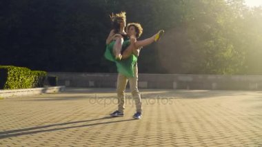 Genç çift meydanda dans