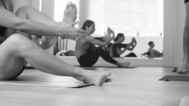 Genç kadının kaplumbağa yapması poz. Kurmasana