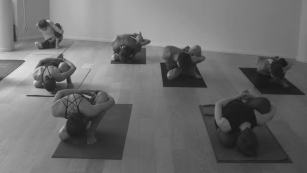 Groep mensen doen yoga asana's in studio — Stockvideo