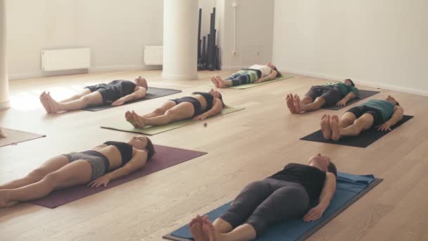 Grupa ludzi robi asan jogi w studio — Wideo stockowe