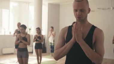 Bir grup insan yoga Studio