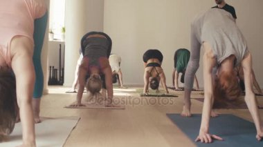 Birkaç kişi Yoga Studio eğitim