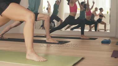 Bir grup insan yoga asanas Studio yapıyor